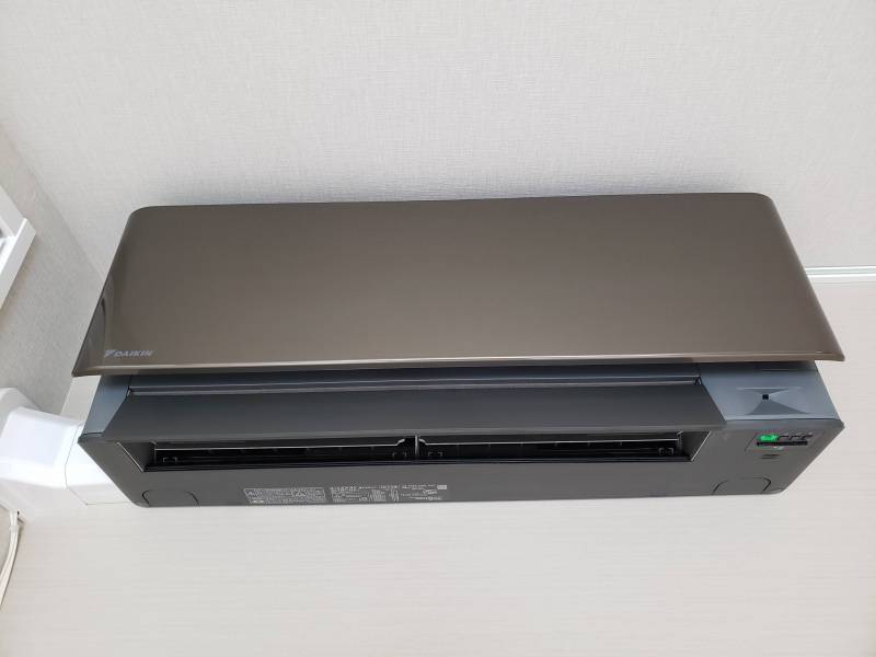 ネット対応ダイキンリソラはグレイッシュブラウンメタリック