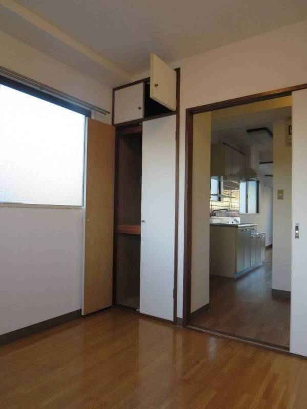 収納がたくさんあります　明るい部屋