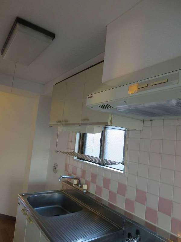 広いキッチン　ここも収納多く便利です