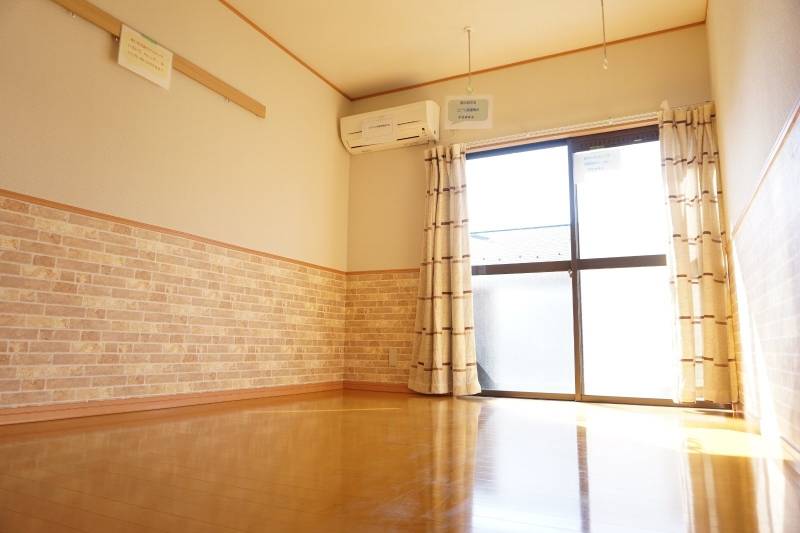 明るいリビング、洋室