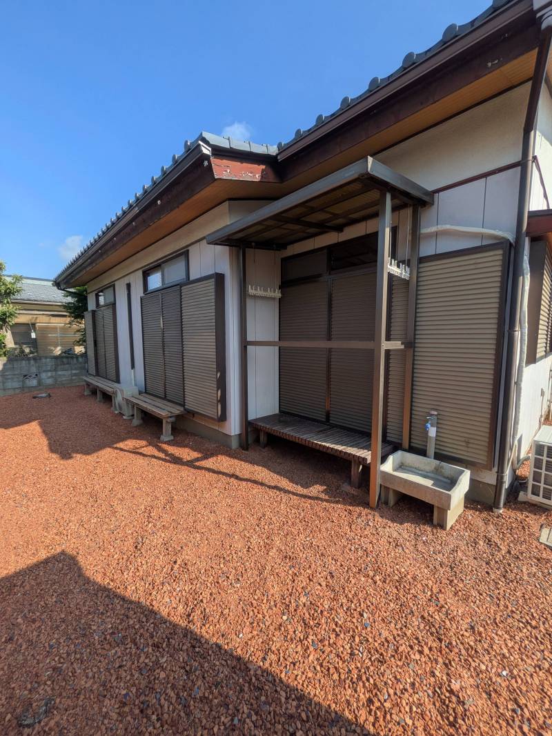 平屋建てです。専用のお庭があります。