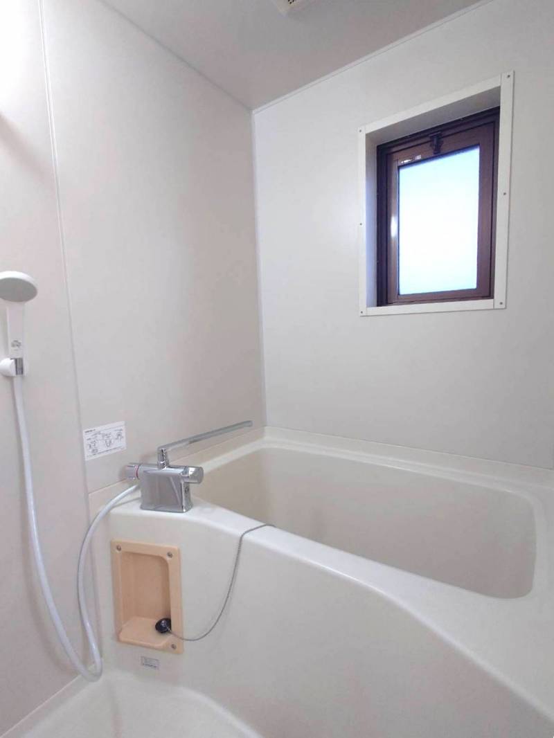 バスルーム：窓付で明るく、換気もできます