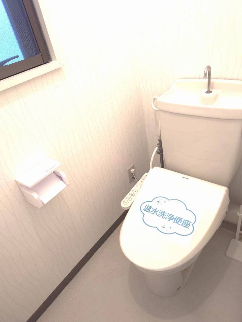 トイレ：窓付きで換気ができます