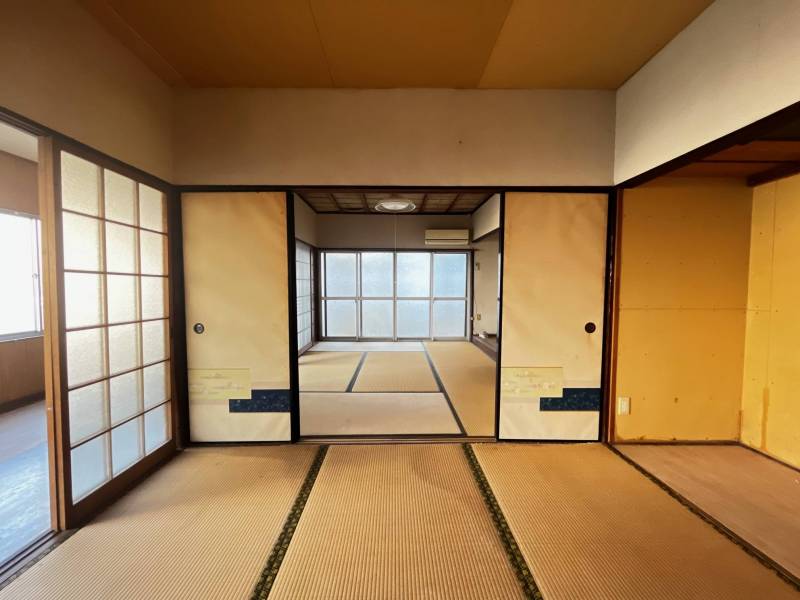 キッチンから部屋を見渡せます