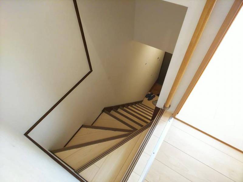 階段には明かりもあり、夜出掛ける際も安心です。