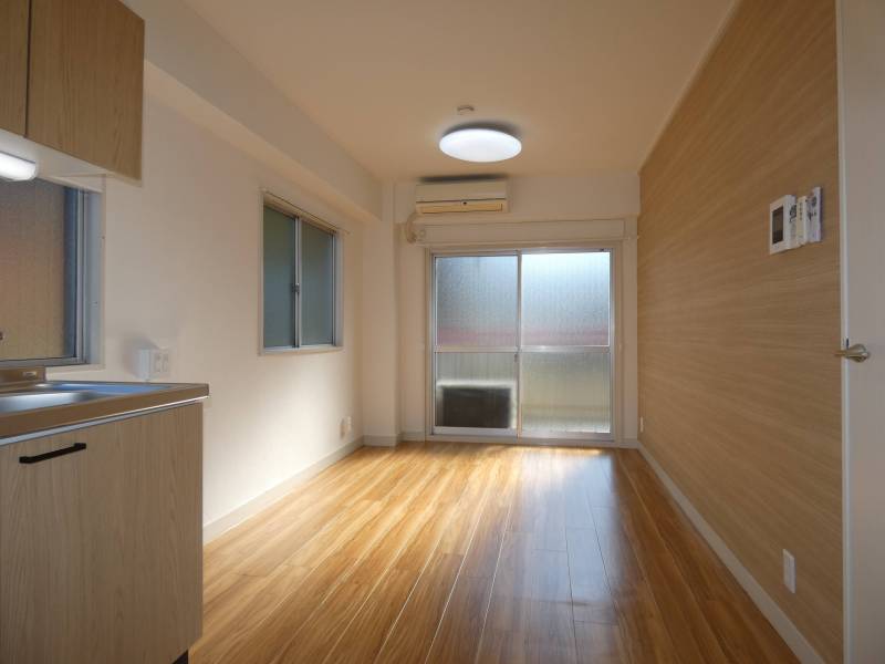 LDKで窓が4面あり、非常に明るい室内です