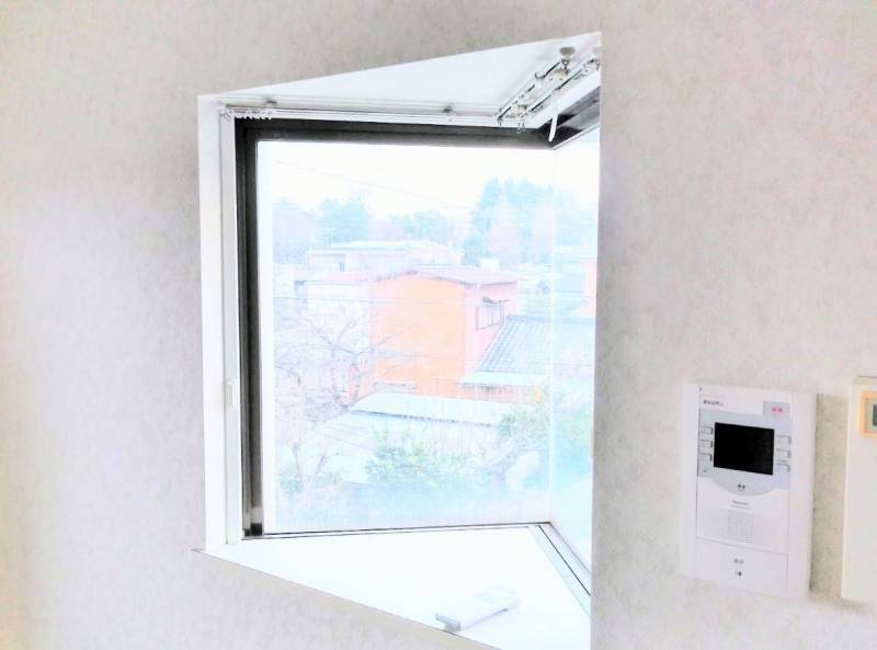 希少な角部屋、2方向一体ガラス式棚付き窓