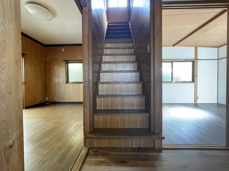 階段上の小窓から光が降り注ぎ明るさを際立たせてくれます♪