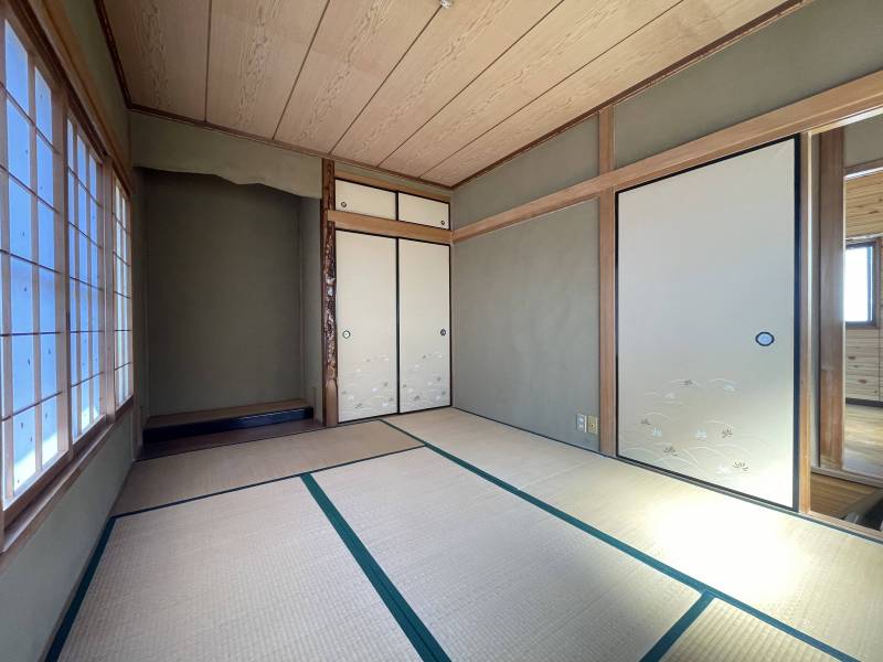 畳の上でほっこりと落ち着ける、日当たり良好な2F和室♪