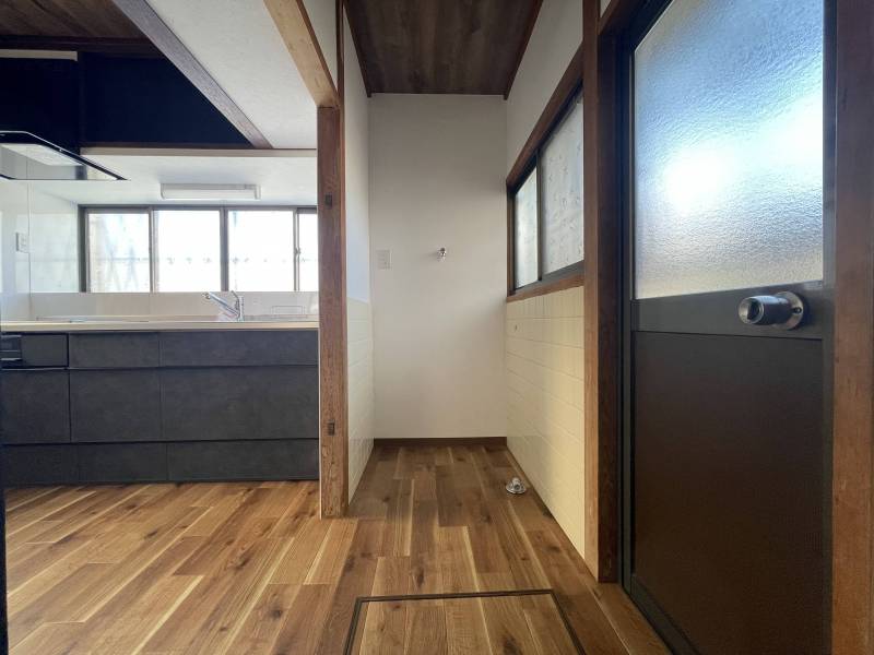 室内洗濯機置場を新設しました！脱衣場に隣接しています☆