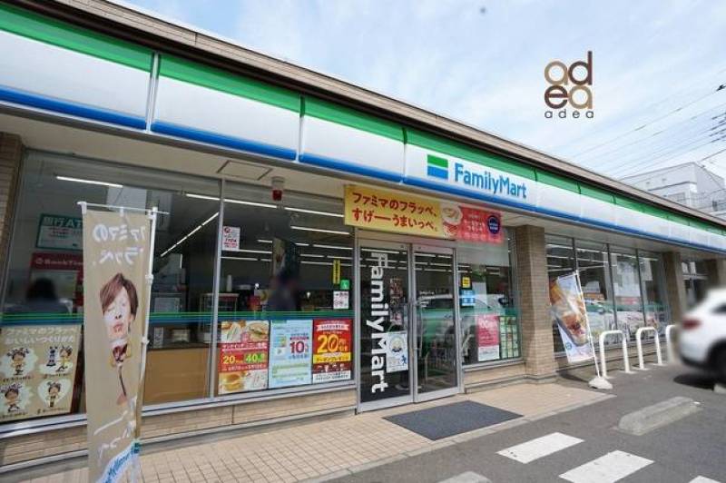 道路反対側のコンビニ（徒歩１分）