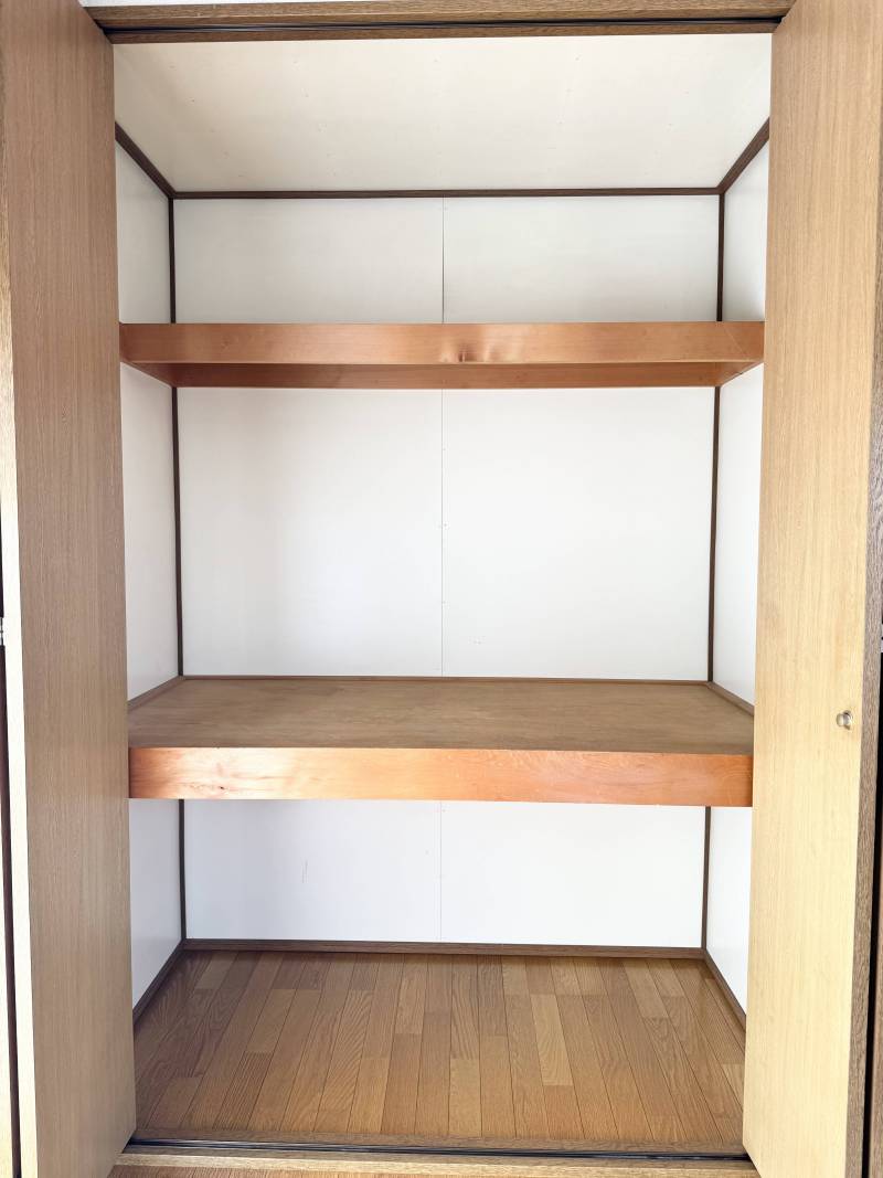 ２面彩光の部屋の収納です