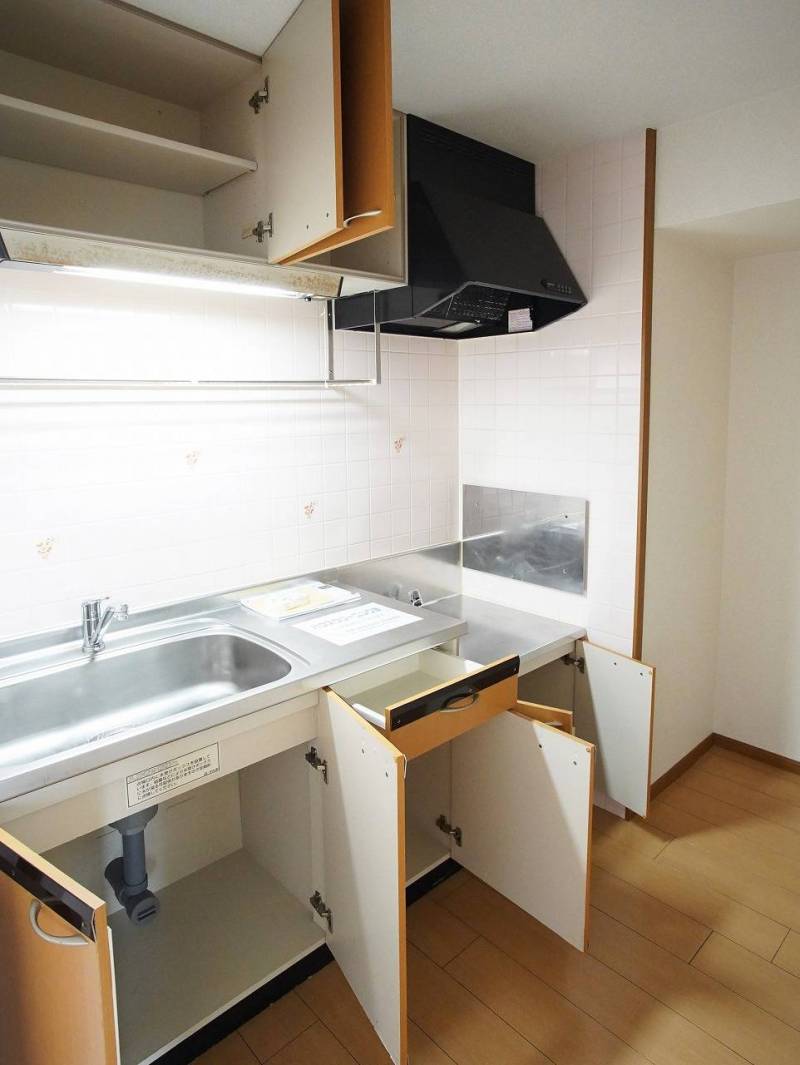 使い勝手のよい位置のキッチン。LDに持ち運びやすいです。