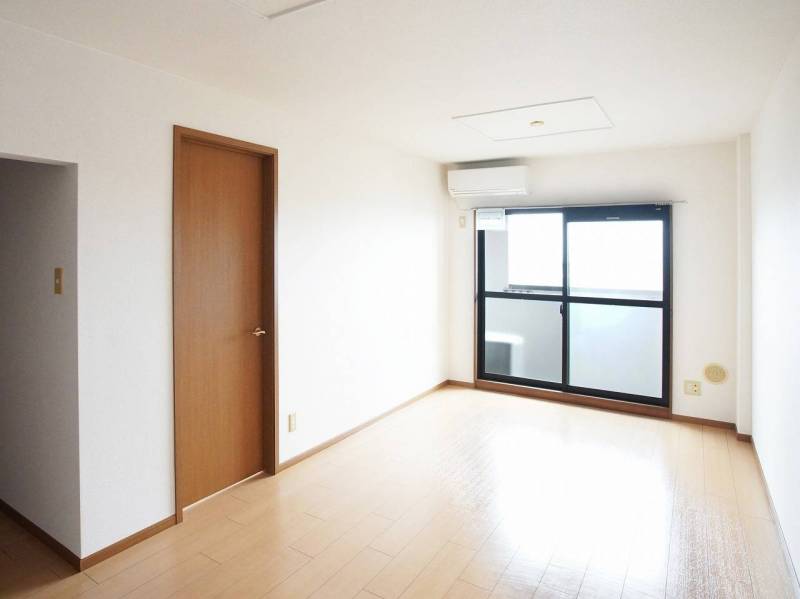 日当たり良好なリビングダイニング、エアコン付き。