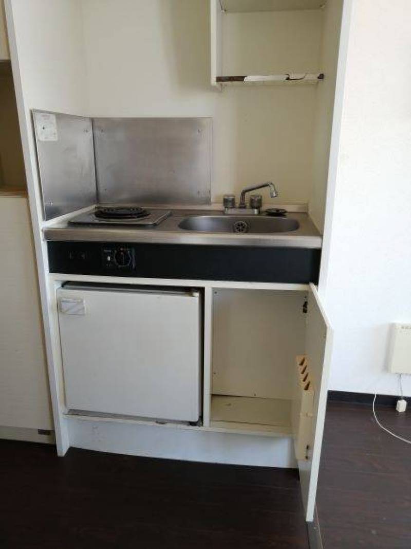 キッチン下には、冷蔵庫と収納があります。