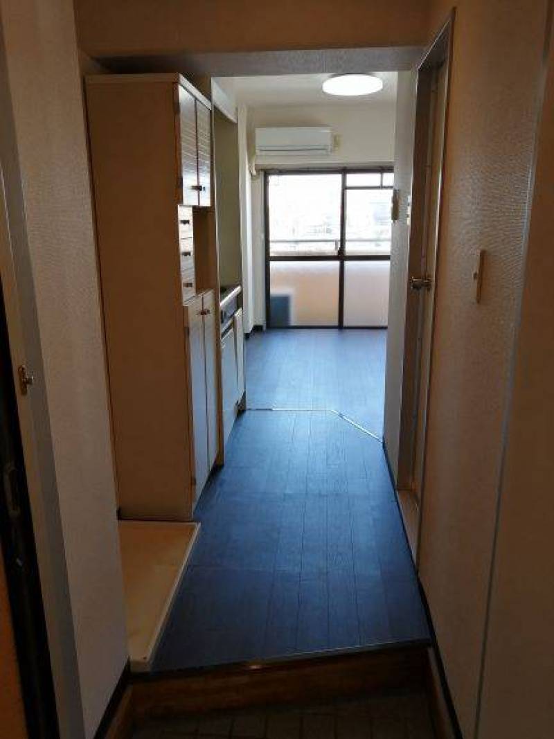 手前がキッチン、奥が部屋です。