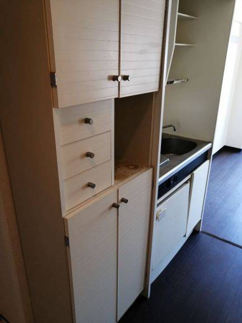 キッチンには戸棚がついています。