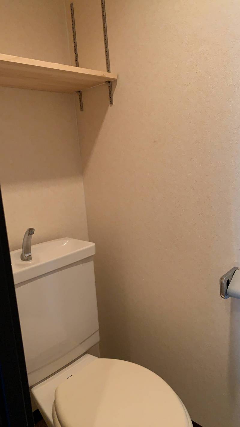 上部に可動式の棚があります。