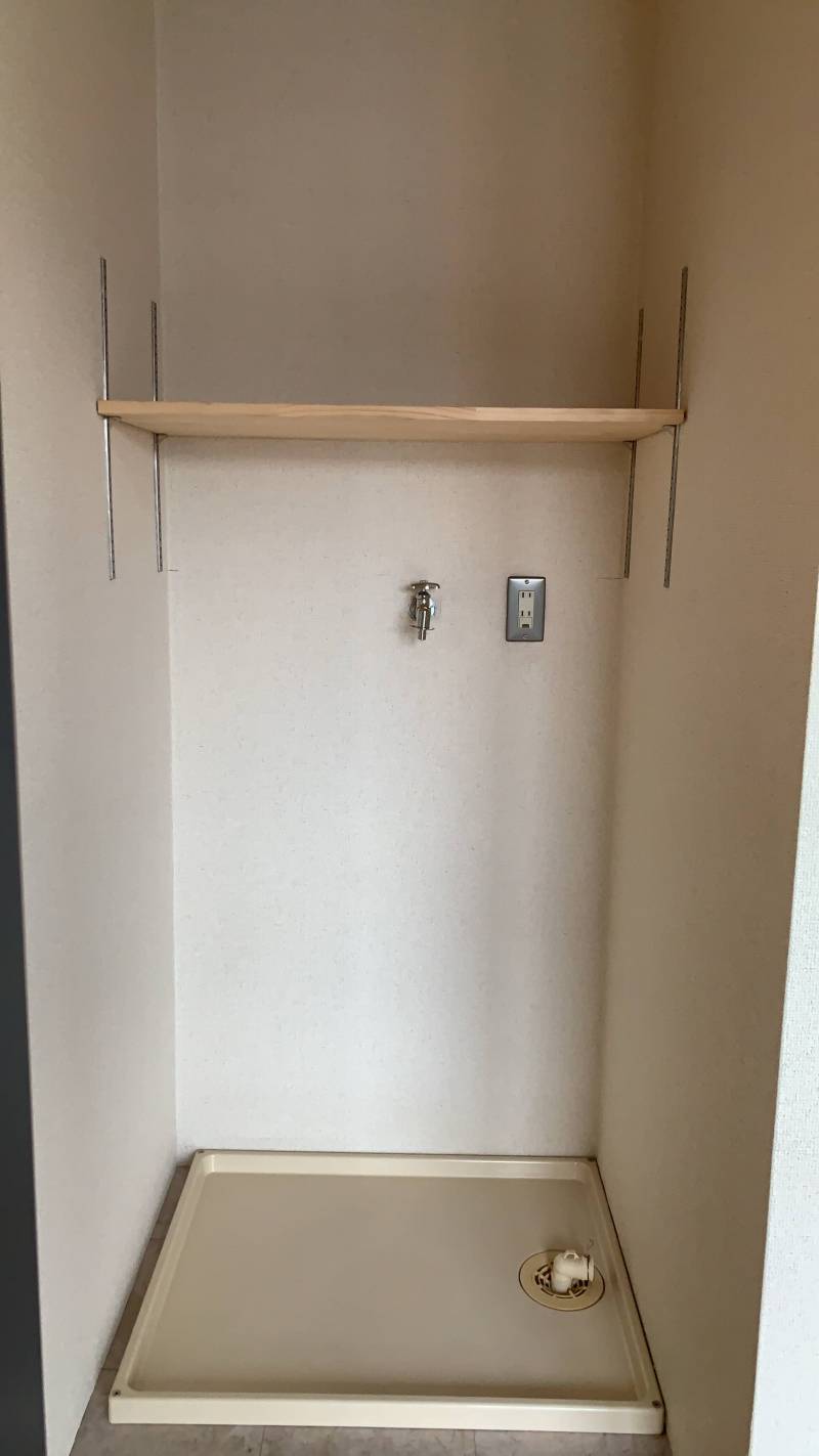 洗濯機置き場。
上部に可動式の棚があります