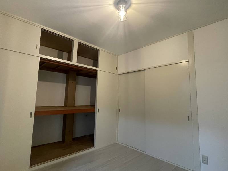 手前の部屋はダウンライトで仕上げてます♪収納も広々！
