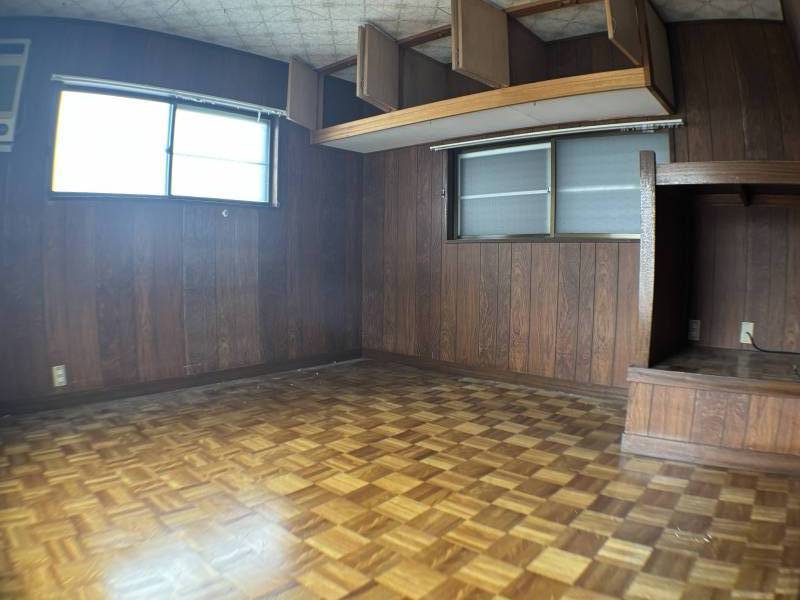 2階8畳  収納たっぷり　ベランダへ出入り