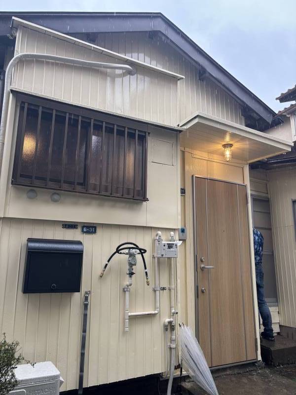 可愛くて小さな平屋。クリームイエローにペイント