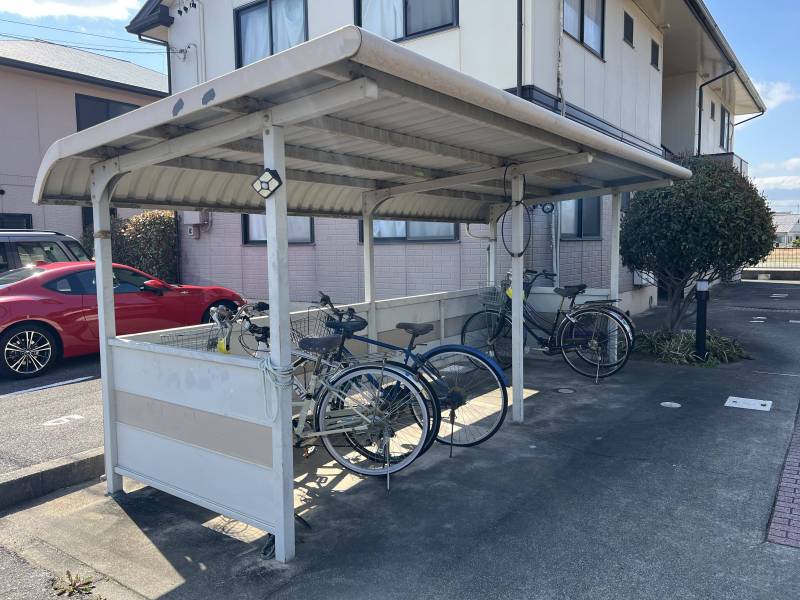 屋根付き駐輪場があります。バイクも駐車可能