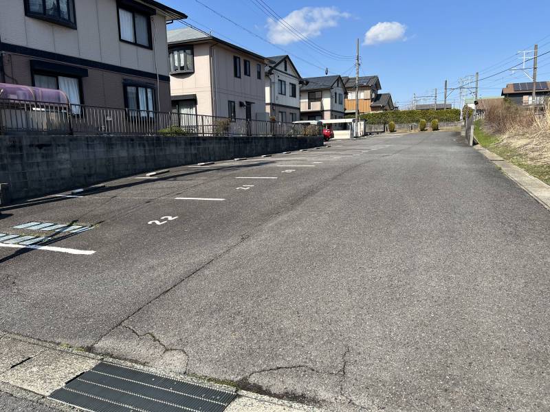 広々駐車場空きあり。縦列3台可能