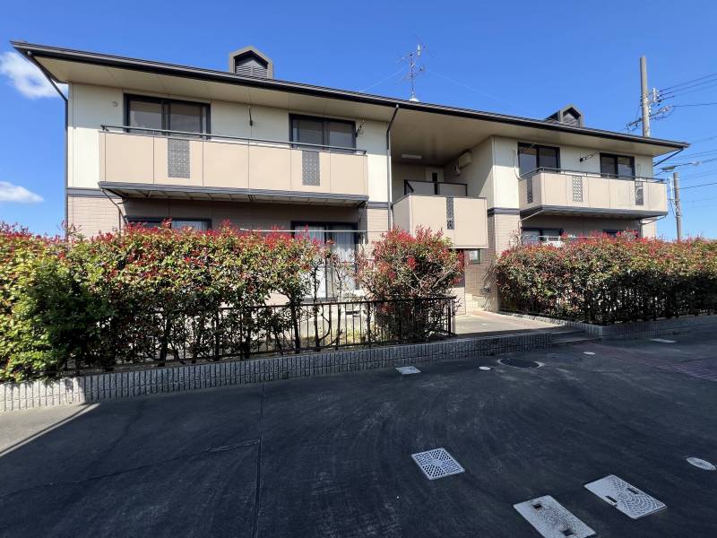 広い共有スペース、敷地内駐車場も近くて便利です