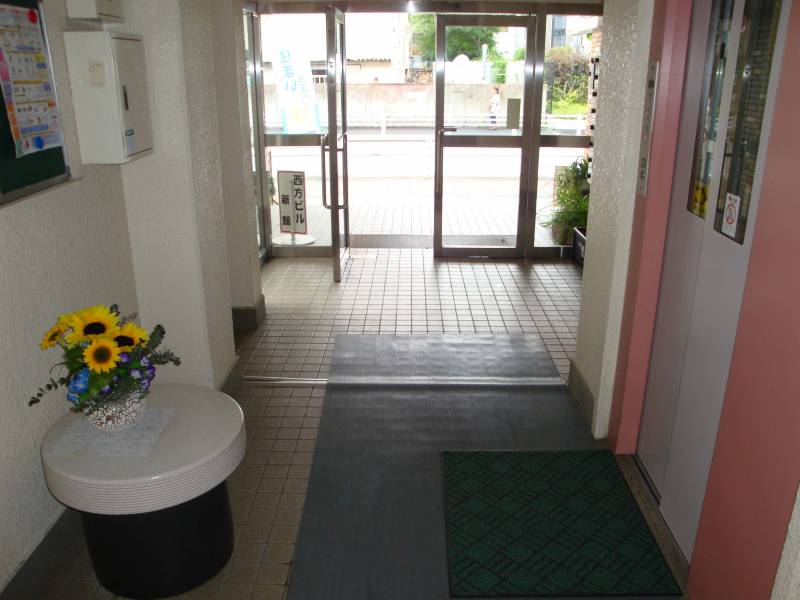 EVホールから表の道路側を望む