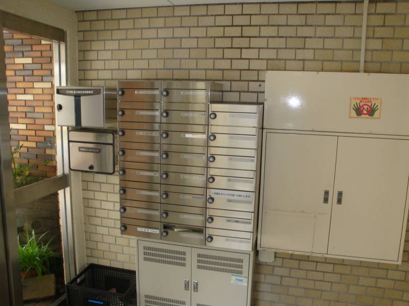 エントランス中の共用ポストも数年前に更新しました