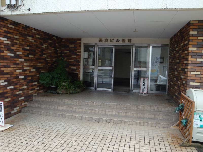 玄関の奥には一昨年に更新したEVとラグジュアリーなホールが