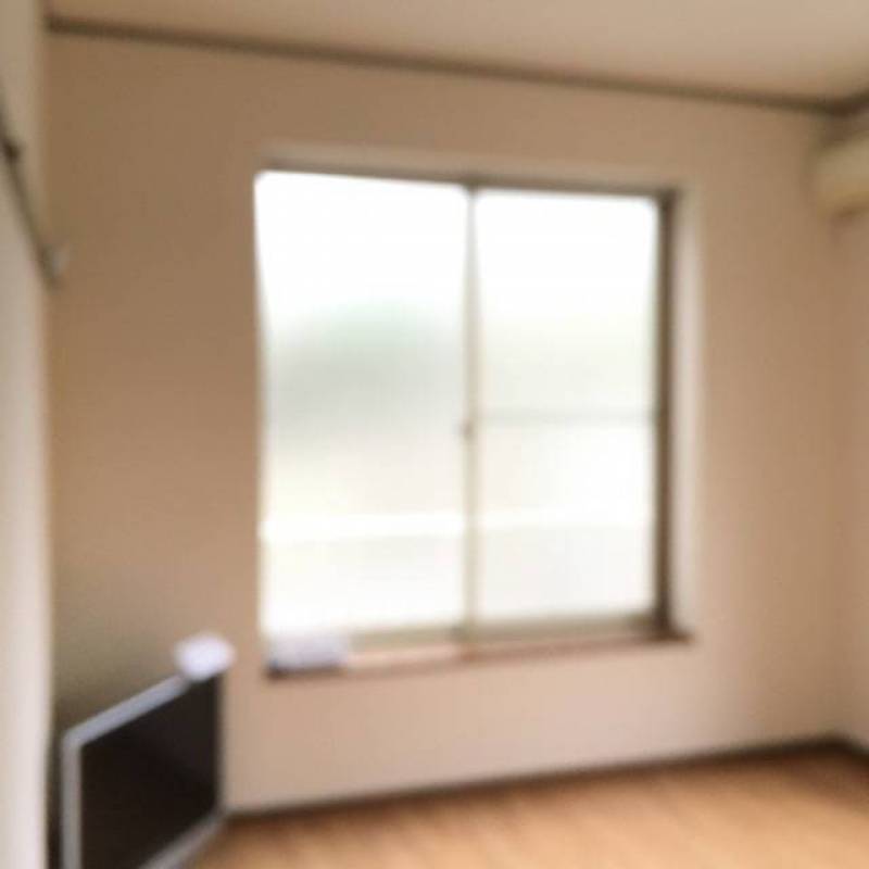 窓が大きく明るいお部屋