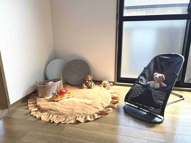 窓から光が入る明るい室内です