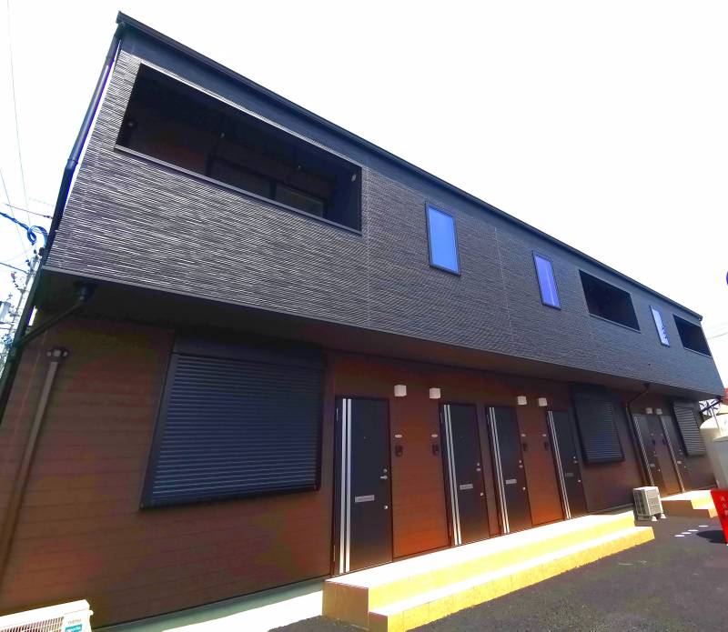 1階はシャッター付で安全安心♪オシャレな色合いの建物です♪