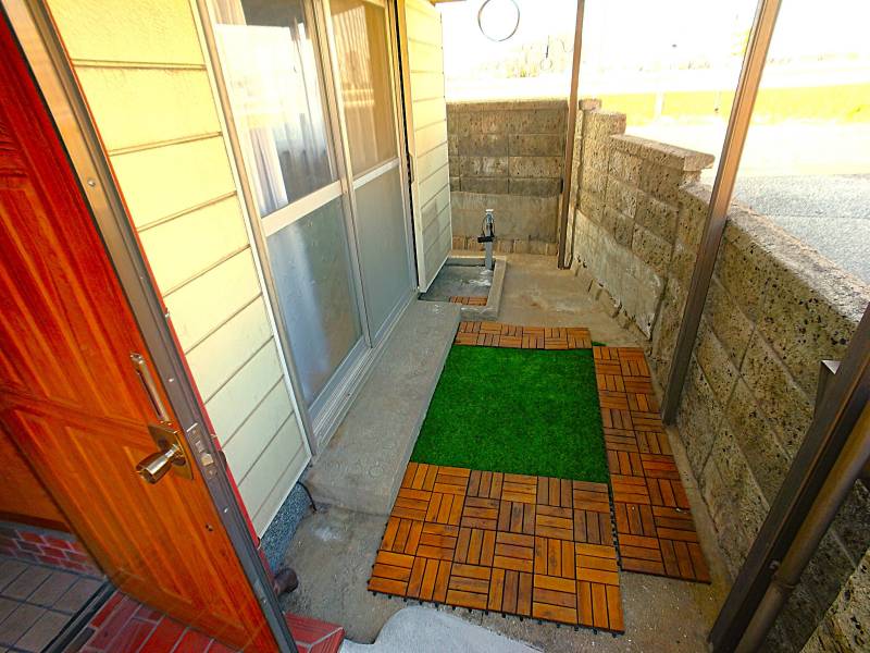 小庭スペースつき。駐輪場や収納空間など使い方自由