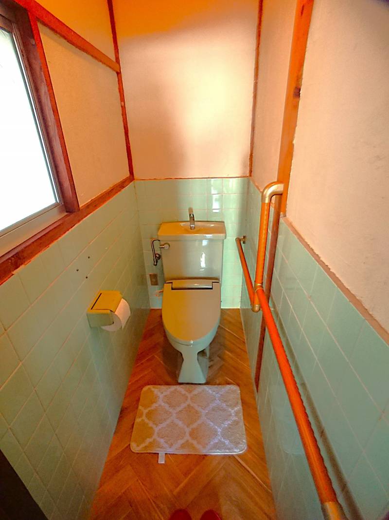 落ち着いた雰囲気のトイレ。あったか便座付き