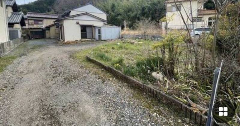 家庭菜園の庭と駐車場つき