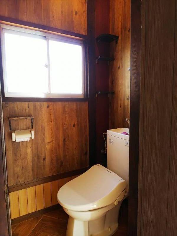 モダンなトイレは温水洗浄便座機能付！