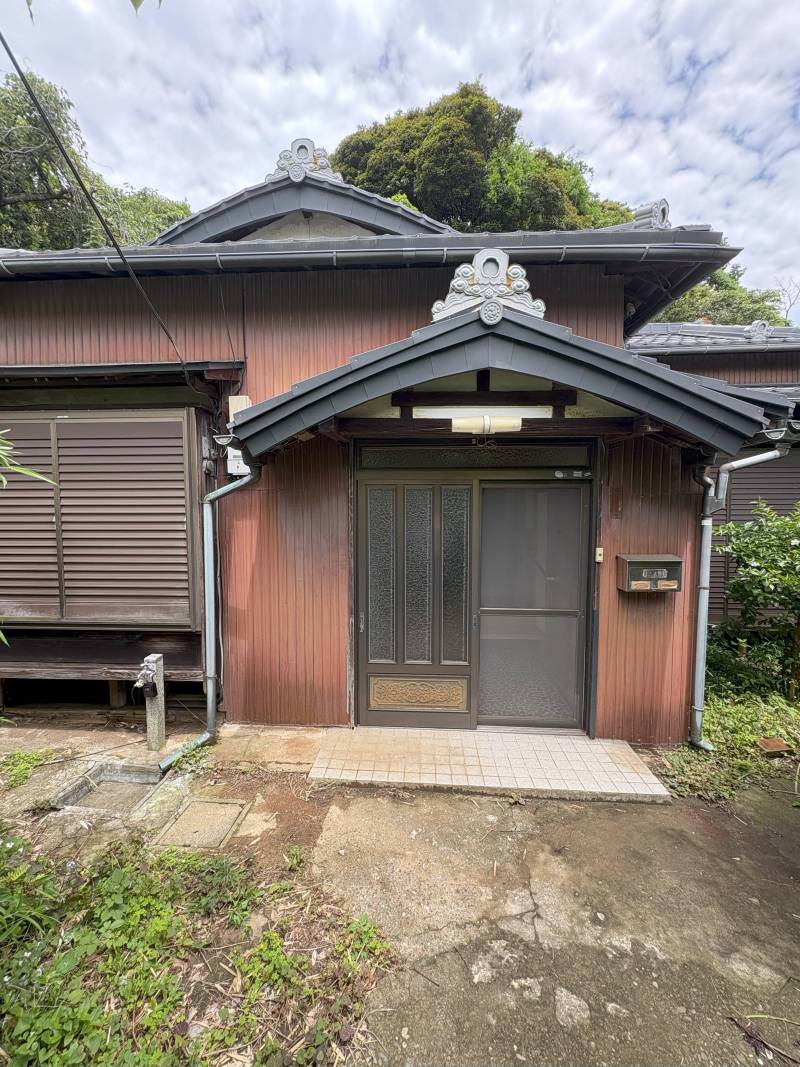 玄関はがっしりした構えです