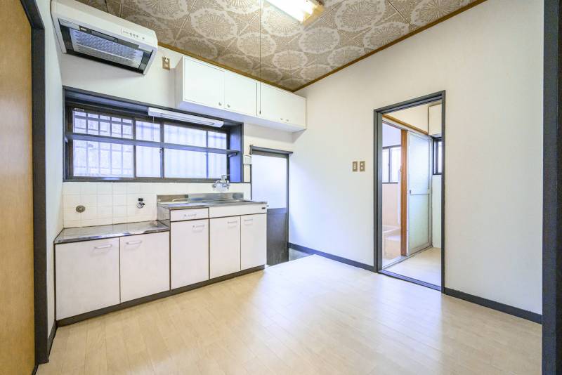 リフォーム済みのキッチン。収納は天然木で敷詰めています。