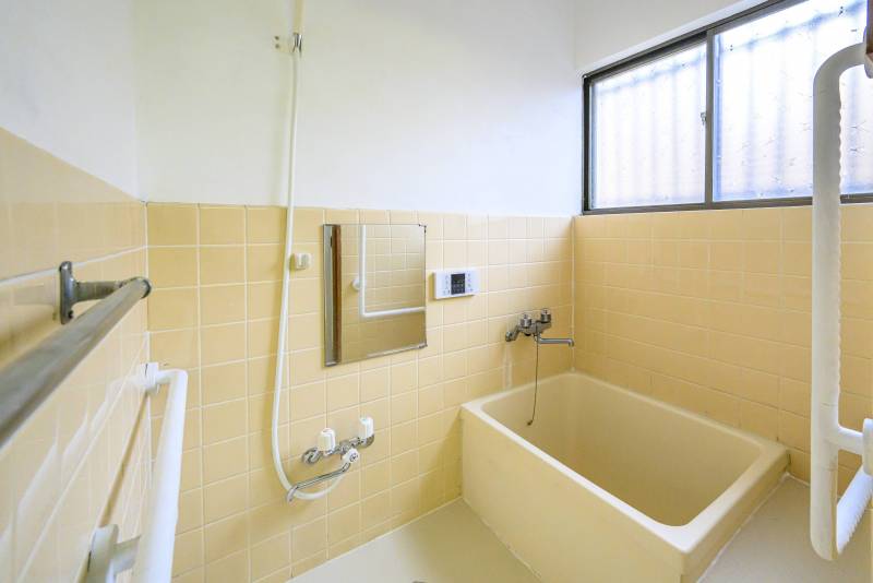 リフォーム済みのお風呂。シャワー・カランは新品交換済みです。