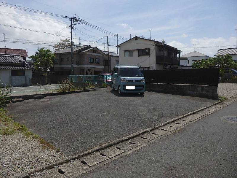 物件近くに大型車も停められる駐車場付き（家賃に含みます）