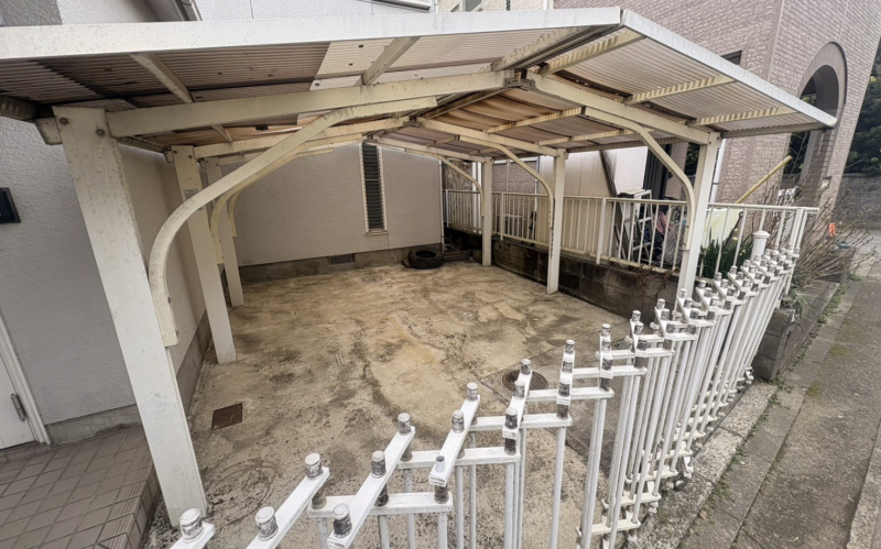 屋根付き駐車場！自転車やバイクも置けます！