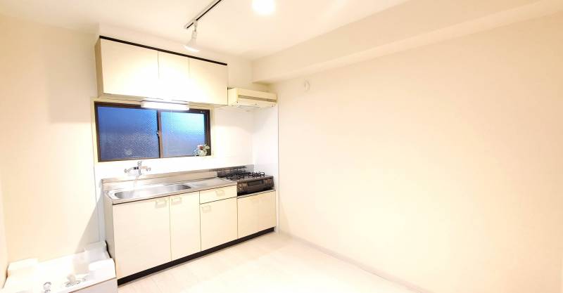 洋室1 暖色のアクセントクロスで落ち着きと温かい雰囲気を演出