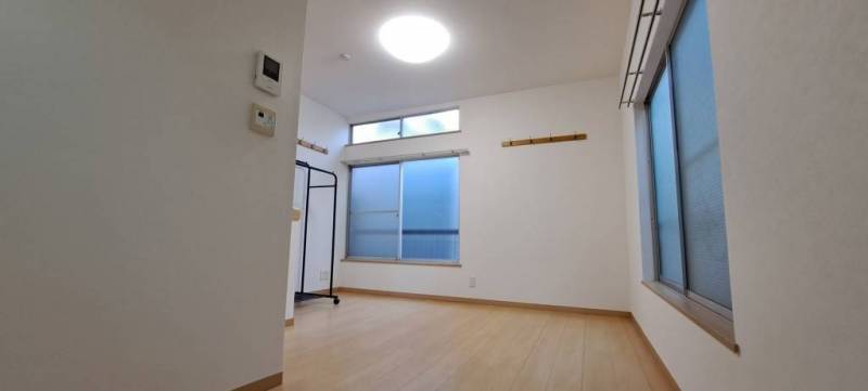 2面窓があり、日当たり良好です