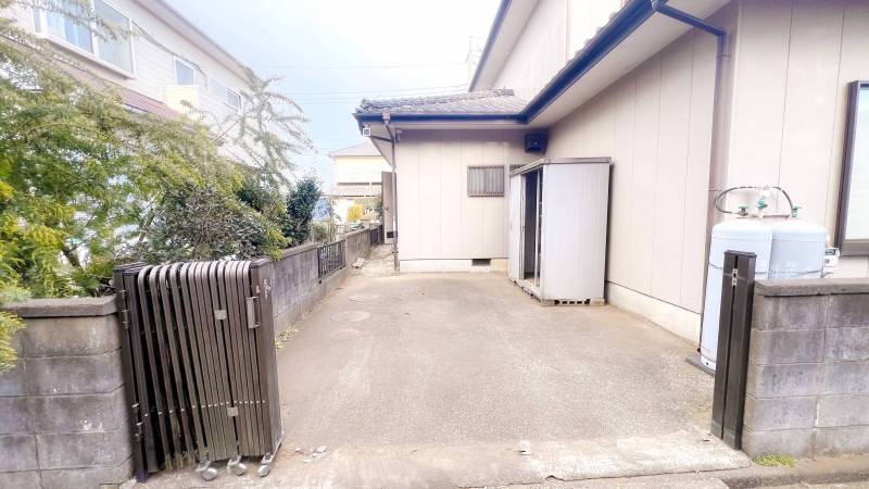 駐車スペース1台.前面道路にも可能で複数台可能