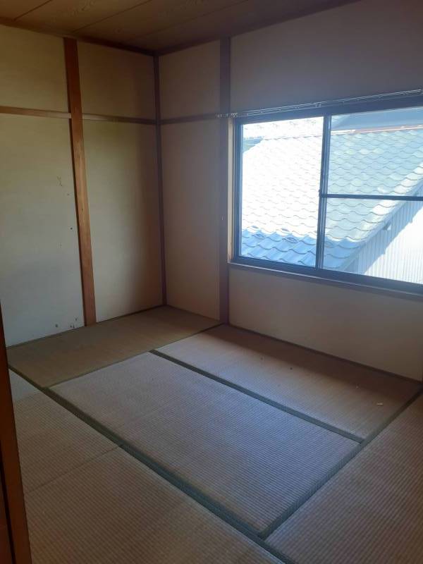 2階の和室　収納もたっぷりございます！