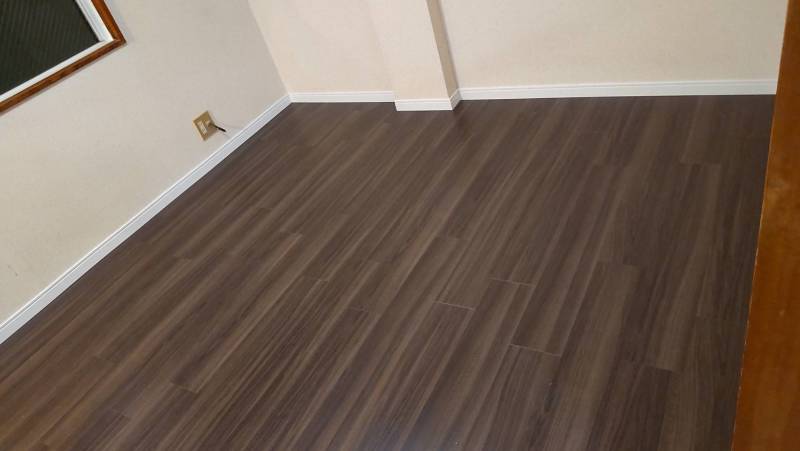 防滑仕様のフローリング床材を採用