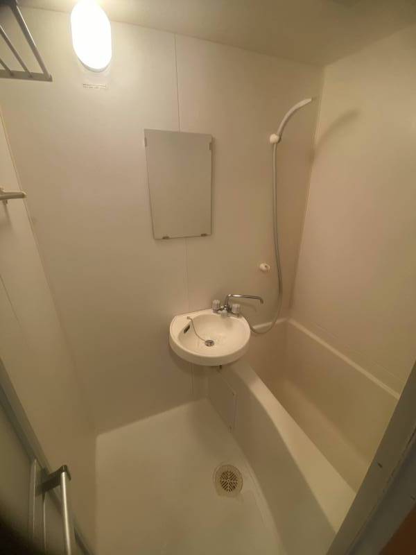 ユニットバスのためお手入れが簡単です。サーモ水栓に交換予定。